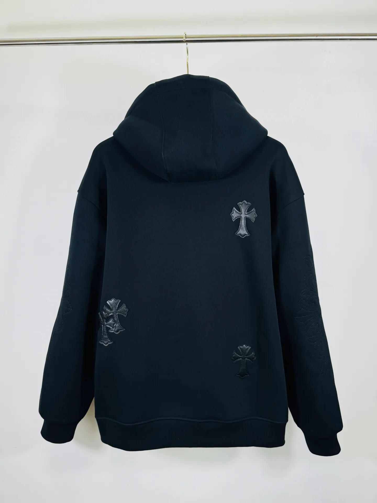 P380 top version, real shot without P, ​​different from market currency) 𝗖𝗵𝗿𝗼𝗺𝗲 𝗛𝗲𝗮𝗿𝘁𝘀/Cro Heart 2025 washed and burned flower patch embroidered autumn and winter new original single counter American patchwork 3D three-dimensional couple casual cardigan plus velvet jacket 👑The highest version! Customized fabric 550g tripe terry fabric! American acid-washed and distressed original fabric, laser burning + patch embroidery, exquisite embroidery of letters! The best-selling model in the counter, very comfortable to wear. Accessories: original molded and authenticated collar label➕100% silk wash label. Genuine purchase-grade original hangtag➕matching hanging rope➕3D hanging beads➕original packaging bag. Craftsmanship: The original version has consistent wiring! The highest version of the armhole matching technique! Color: Black Size: S M L XL Style No.: 25-372